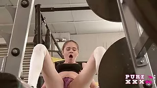 O tipo diverte-se no chão com uma rapariga com belas videos porno gratuito mamas