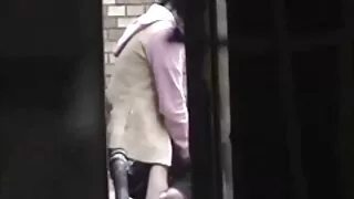A mãe excitada lambe a rata de uma jovem beleza e fode-a vídeo pornô hd grátis com um vibrador fino