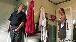 Um homem maduro de um ano e uma assistir vídeos pornôs gratis menina encontraram-se na sauna e foderam lá