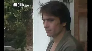 O tipo maluco do sexo fode o rabo na cadeira de uma rapariga magricela de sexo gratis desenho animado meias