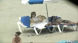 O cara com tesão fode o hímen no ânus e no Capuz, após o que ele espalha ativamente a vídeos pornô para assistir grátis buceta de seu amigo com a mão