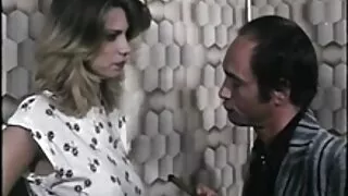 Morena nua, deitada de costas, a dedilhar o vídeo de pornografia gratuito clítoris e a apertar as mamas