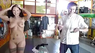 O tipo tímido fode a mulher com assistir vídeo pornô gratuito força no rabo