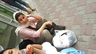 Menina bonita mostra vídeos pornô gratis a vagina e fode com brinquedos sexuais