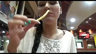 O cara fodeu as garotas e gozou na bunda de uma porno gratis sem vírus e a segunda bebe o esperma que flui
