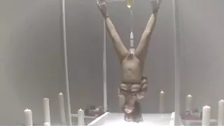 A mãe madura adora punir a filha marota com uma pila violenta porno gratis e seguro