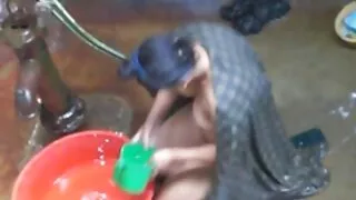 Menina bonita quero ver filme de sexo gratuito se espalha para o sexo por um cara transando com ela na cozinha