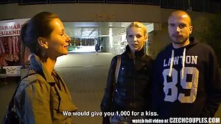 Menina faz sexo com seu amigo vídeo pornô gratuitos e cums