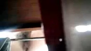 O homem fodeu uma linda garota, fazendo-a sexo gratis com idosos se masturbar