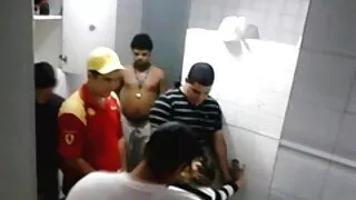 Para se tornar uma linda garota magrinha com uma sexo gratis com velhos bunda grande, ela decidiu se masturbar na cam