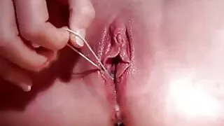Animado videos porno gratuito com a enorme ordenha de uma jovem, um homem fodeu-a na boca e anal