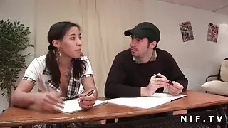 Skinn pulcino garota leva um pênis grande no videos eróticos grátis cu