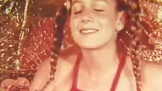 Rapaz fodido por duas raparigas ao ver filmes de sexo gratuito mesmo tempo