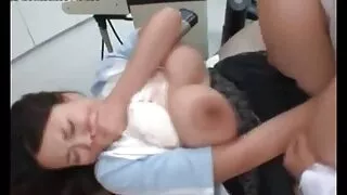 Ela acaricia sua sexo gratis com jovens buceta e geme alto com imenso prazer